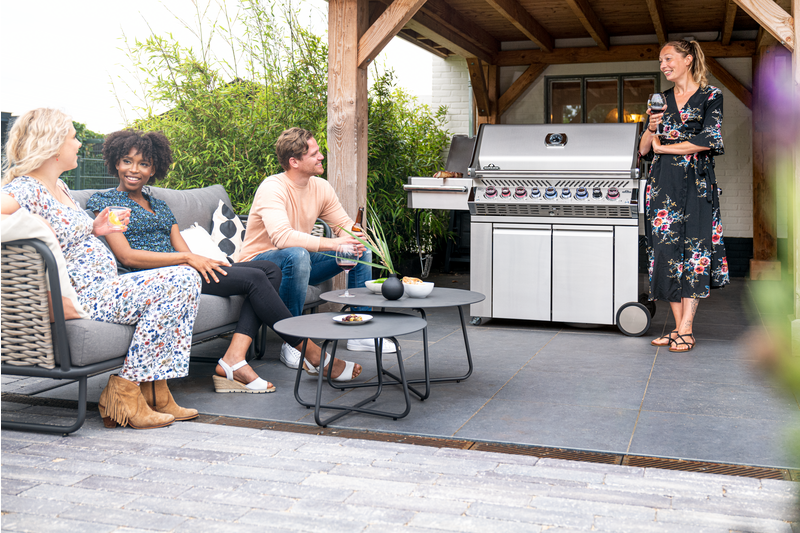 Gasolgrill Napoleon PRO 665 står under ett tak och grillar mat.