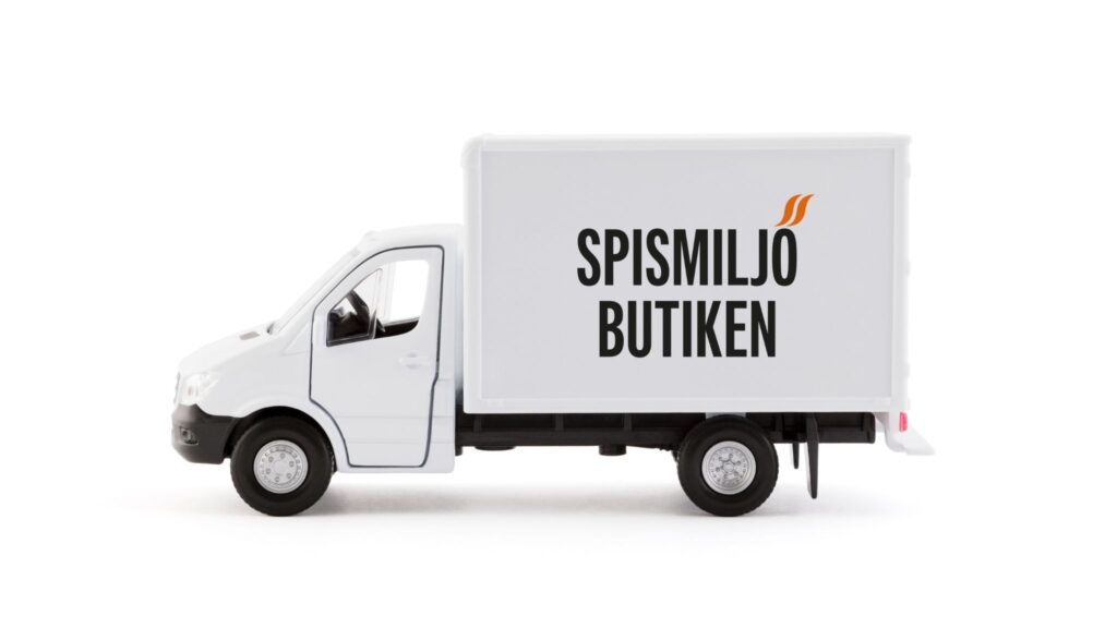 Vit lastbil med Spismiljöbutikens logga för att symbolisera att vi levererar kaminerna hem till er inför montage.